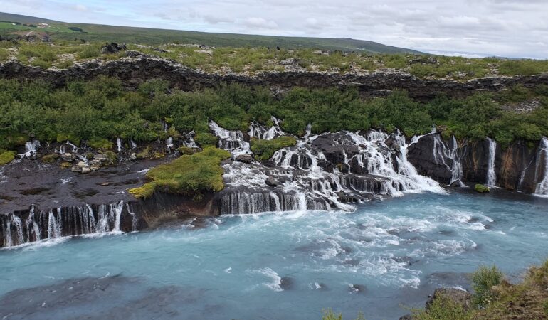 Deutschsprachige Kleingruppen-Tagestour Westisland – Wasserfälle Hraunfossar, Heißwasserquelle Deildartunguhver & Baden im Krauma Spa